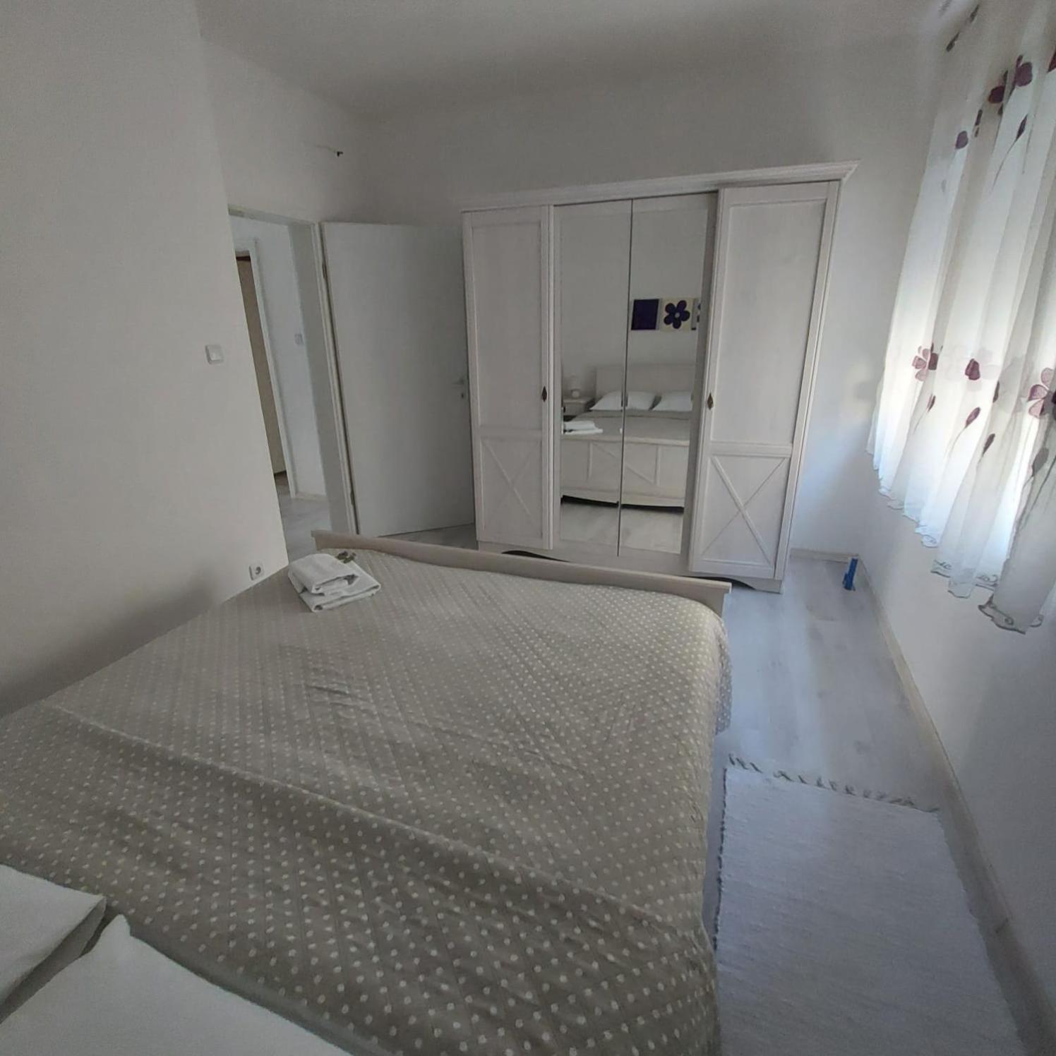 Martina Sun Apartment Zara Esterno foto